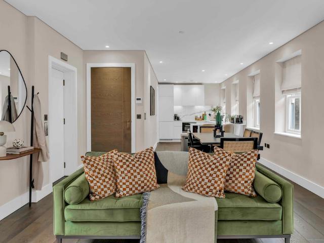 Dyer's Buildings, London EC1N 2 bed serviced apartment to rent £12,177 pcm £2,810 pw
