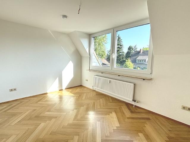Dyk Lage: Helle 4 Zimmer Wohnung mit Galerie und großem Balkon zum Garten