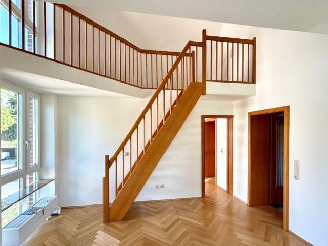 Dyk Lage: Helle 4 Zimmer Wohnung mit Galerie und großem Balkon zum Garten