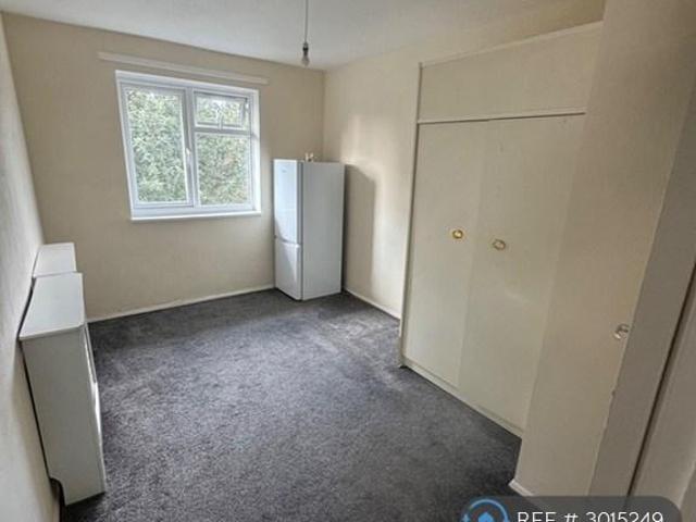 Dyke Drive, Orpington, BR5 2 bed flat to rent £1,500 pcm £346 pw