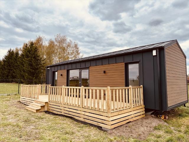 Działka z nowoczesnym domkiem mobilnym 40 m² w sercu Mazur