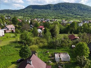Działka z rozpoczętą przebudową, media, las, góry