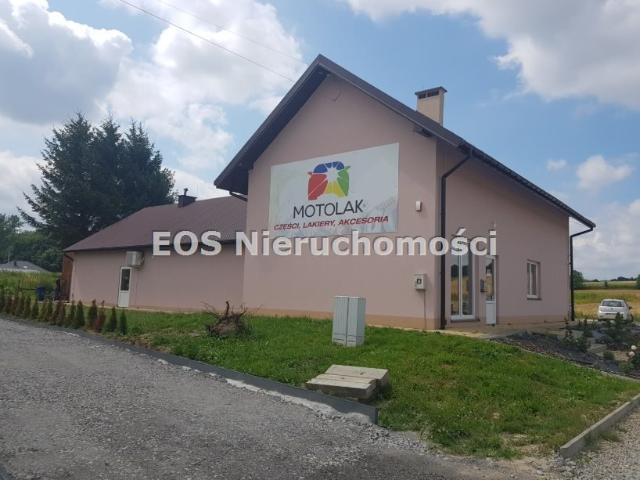 Do sprzedania działka 0,52 ha z budynkiem usługowym 279 m²