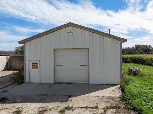 E1933 county road ab