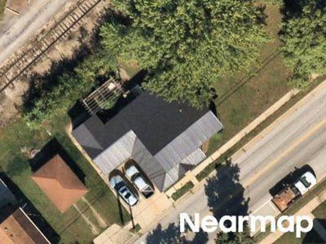 E Maple St