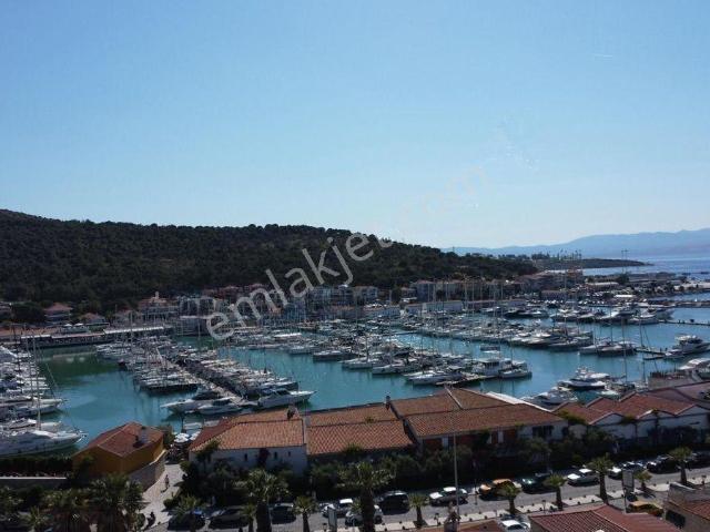 Çeşme Marina Yakını 3 Oda 2 Salon Kapalı Şık Verandalı Satılık Dubleks Lüks Daire