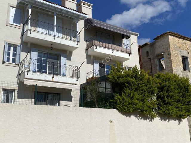 Çeşme Marina Yakını 3 0da 2 Salon Kapalı Şık Verandalı Satılık Dubleks Lüks Daire
