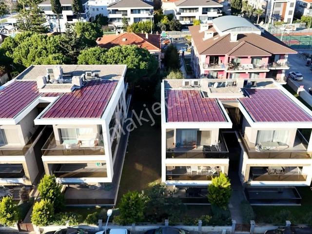 Çeşme Marina Bölgesi Asansörlü Geniş Balkonlu 2+1 Lüks Daire