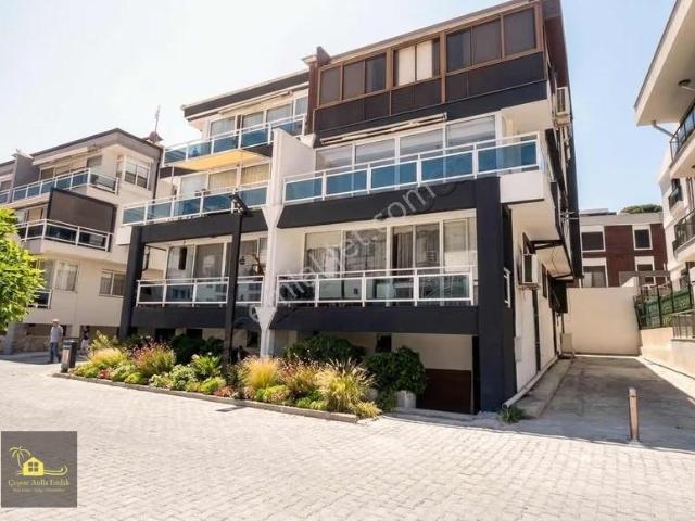 Çeşme Marina Mevkiinde 3+1 155m2 Çok Geniş Yıllık Kiralık Daire