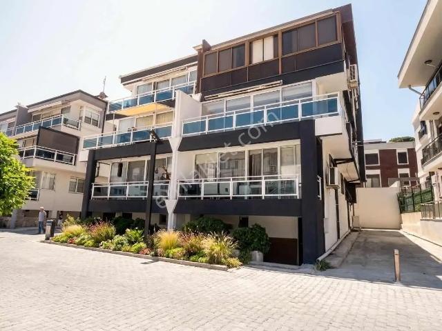 Çeşme Marina Mevkiinde 3+1 155m2 Çok Geniş Yıllık Kiralık Daire