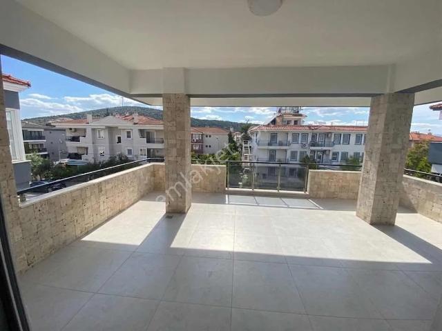 Çeşme Marina'ya Yürüyüş Mesafesinde Geniş Teraslı 3+1 Daire