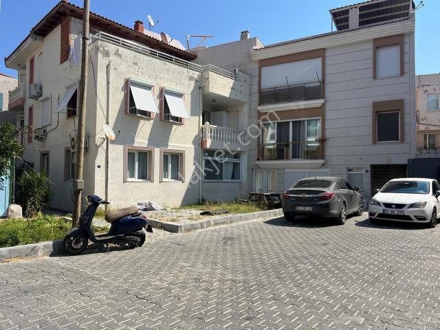 Çeşme Merkezde Marinaya Komşu Satılık 2+1 Daire