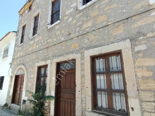 Çeşme Merkez'de Butik Otel Olmaya Müsait Eski Taş Rum Evi