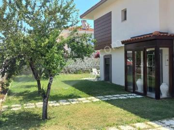 Çeşme Merkez'de Satılık Tam Müstakil 390m2 Arsa İçinde Villa