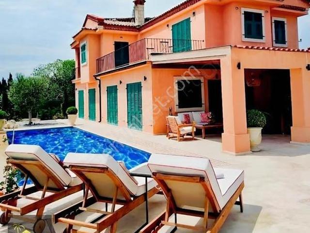 Çeşme Ovacık'ta Deniz Manzaralı 7+2 Ultra Lüks Villa