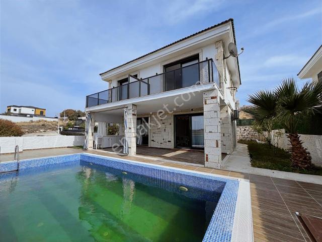 Çeşme Ovacık'ta İki Adet 3+1 Eşyalı Havuzlu Satılık İkiz Villa