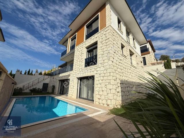 Çeşme Ovacıkta Tam Müstakil 6+2 Satılık Villa