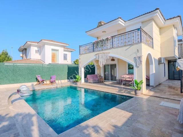 Çeşme Alaçatı'da Havuzlu Eşyalı Müstakil Satılık Villa