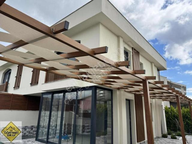 Çeşme Alaçatı'da Müstakil Havuzlu, 4+1 Lüks Villa