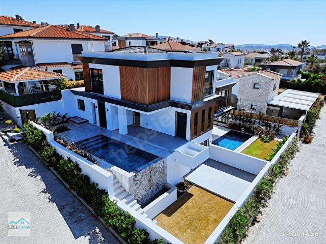 Çeşme Alaçatıda Satılık Havuzlu Tripleks Villa