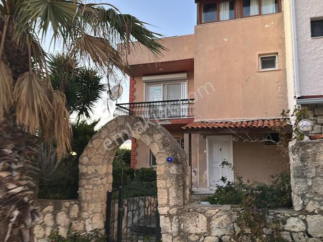 Çeşme Alaçatıda Satlık Müstakil Tripleks Villa