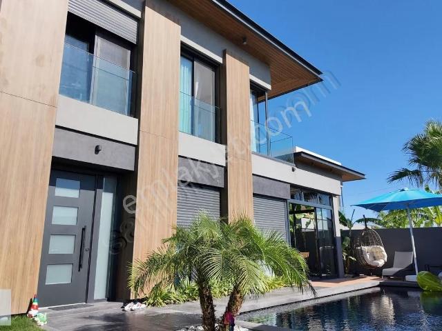 Çeşme Alaçatı'da Satılık 4+1 Rüya Gibi Bir Villa