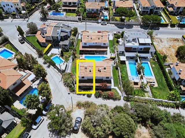 Çeşme Boyalık'ta Satılık Havuzlu 3+1 Dubleks Villa