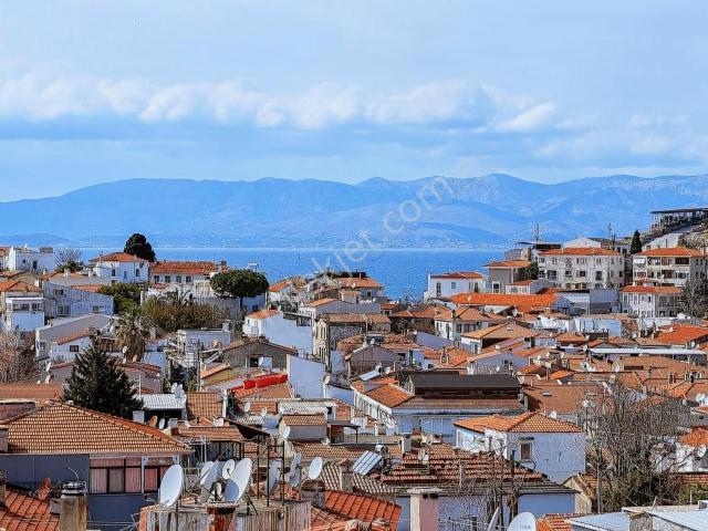 Çeşme Çarşı Yakını Deniz Manzaralı Asansörlü Çatı Dubleks 3+1