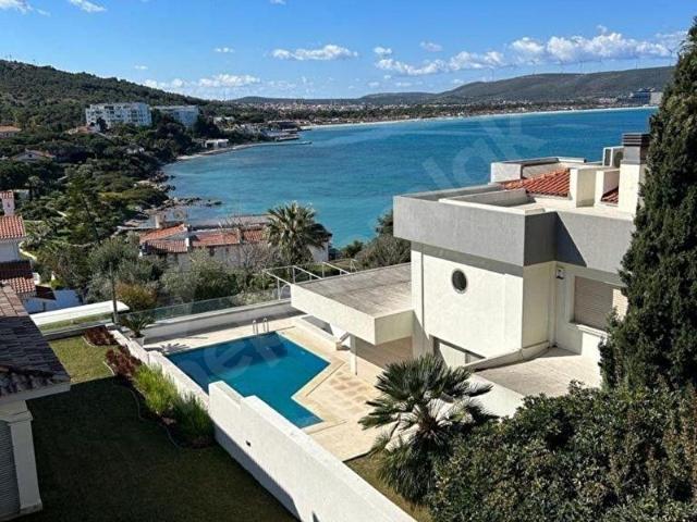 Çeşme Ardıçta Denize Sıfır 6+2 Satılık Müstakil Havuzlu Lüks Villa