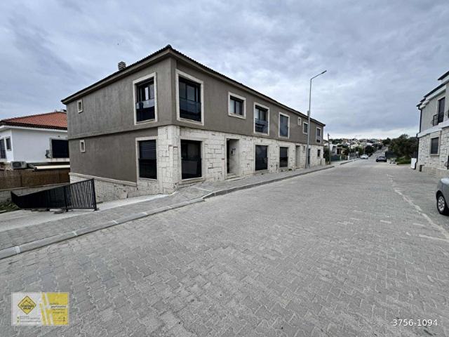 Çeşme Dalyan da Marina ya Çok Yakın 3 Oda 1 Salon Satılık Daire