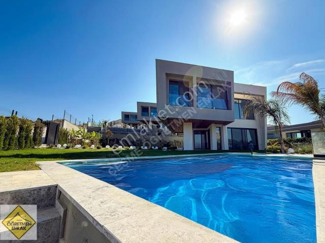 Çeşme Dalyanda Muhteşem Bahçe Muhteşem Manzaralı Villa