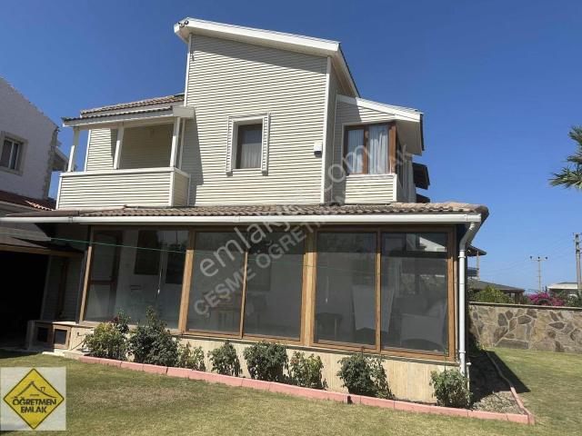 Çeşme Dalyan'da Köşe Parsel, Bahçeli, Eşyalı Kiralık Villa