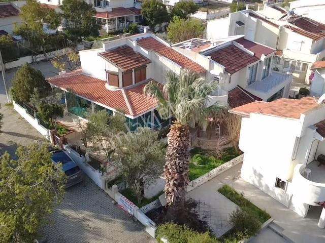 Çeşme Germiyan Burcu Sitesi'nde İki Bahçeli Dubleks Yazlık