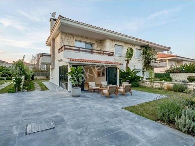 Çeşme Şifne'de Denize Yakın 3+1 Bakımlı Garajlı Villa