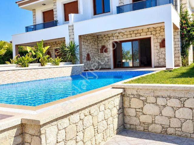 Çeşme Şifne'de Özel Havuzlu Deniz Manzaralı Villa