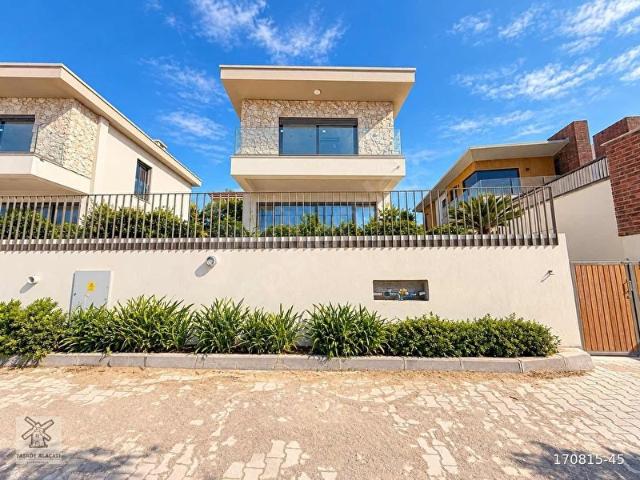Çeşme Şifne'de Satılık Deniz Manzaralı Tek Müstakil 5+1 Villa