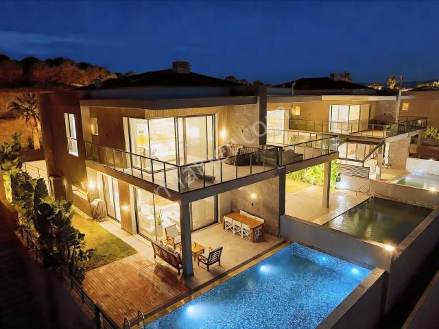 Çeşme Çiftlikköy'de Deniz Ve Sakız Adası Manzaralı Lüks Villa