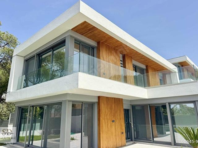 Çeşme ılıca'da deniz manzaralı satılık müstakil havuzlu villa