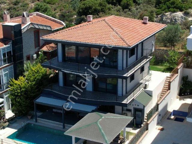 Çeşme Paşalimanı Deniz Manzaralı Havuzlu Müstakil Villa