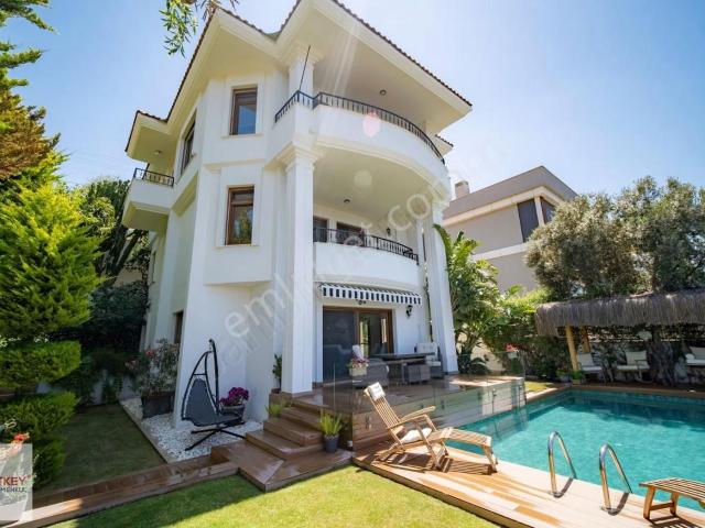Çeşme Paşalimanı, Deniz Manzaralı Müstakil Bahçeli Satılık Villa