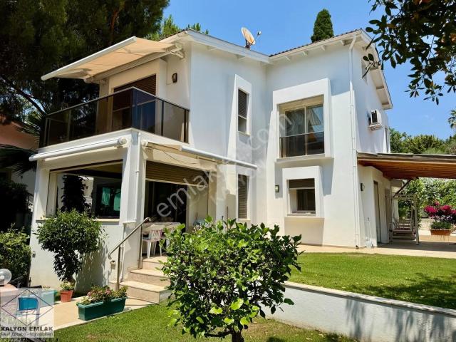 Çeşme Paşalimanında Venüs Sitesinde Denize 50 Adım Köşe Villa