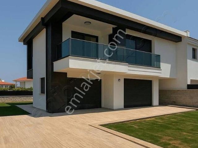 Çeşme Reisdere'de Ferah Havuzlu 4+1 Satılık!