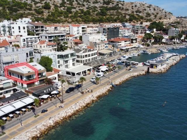Çeşme Sahilde Denize Sıfır Eşsiz Konumda Önünden Denize Girilebilen 2+1 Satılık Dubleks Daire