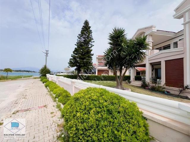 Çeşme Yalı'da Denize Sıfır, Manzaralı, Eşyalı Kiralık Villa