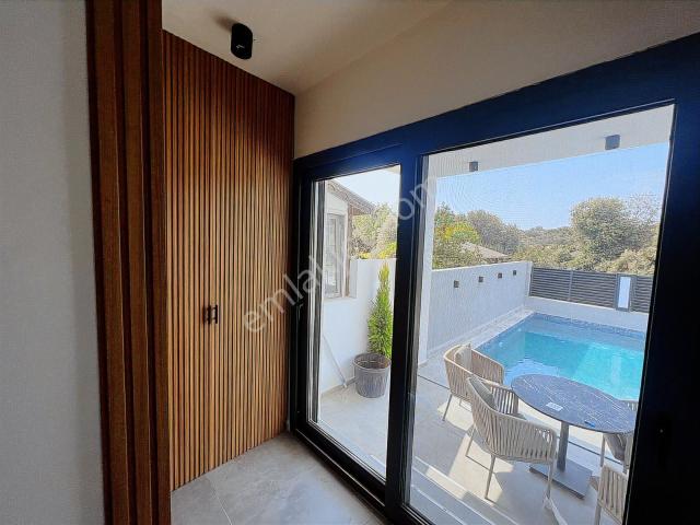 Çeşme 16 Eylül Mah. Havuzlu, Eşyalı Satılık Lüx 3+1 Villa