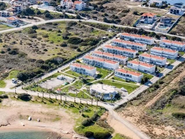 Çeşme'de Denize Sıfır Sitede Satılık 1+1 Deniz Manzaralı