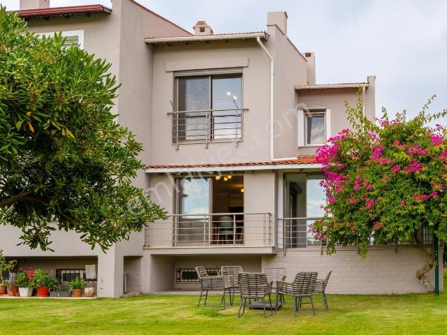 Çeşme'de Havuzlu Site İçerisinde | Kış Bahçeli | 5+1 İkiz Villa