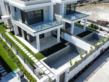 Çeşmede Özel Havuzlu Ultra Lüks 4+1 Villa Salih Derli