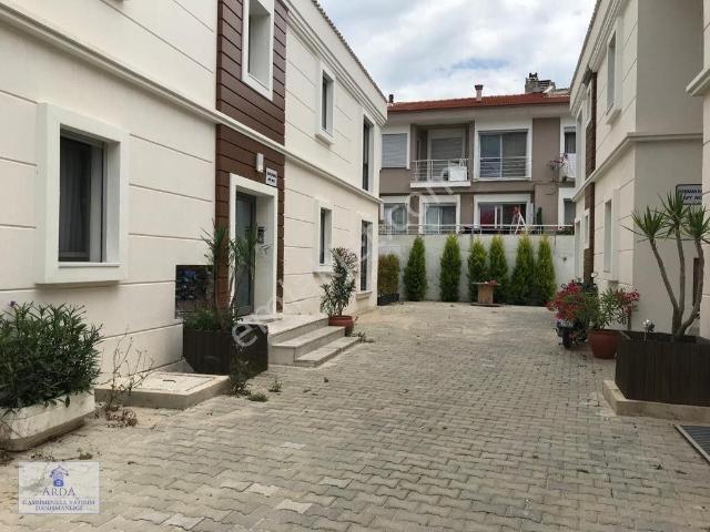 Çeşme'de Satılık Çarşı Marina Yakını Butik Sitede Otoparklı 1+1 Bahçeli Daire