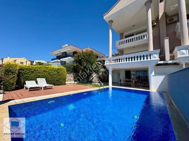 Çeşme'de Yıllık Kiralık Deniz Manzaralı Özel Havuzlu Triplex Ev
